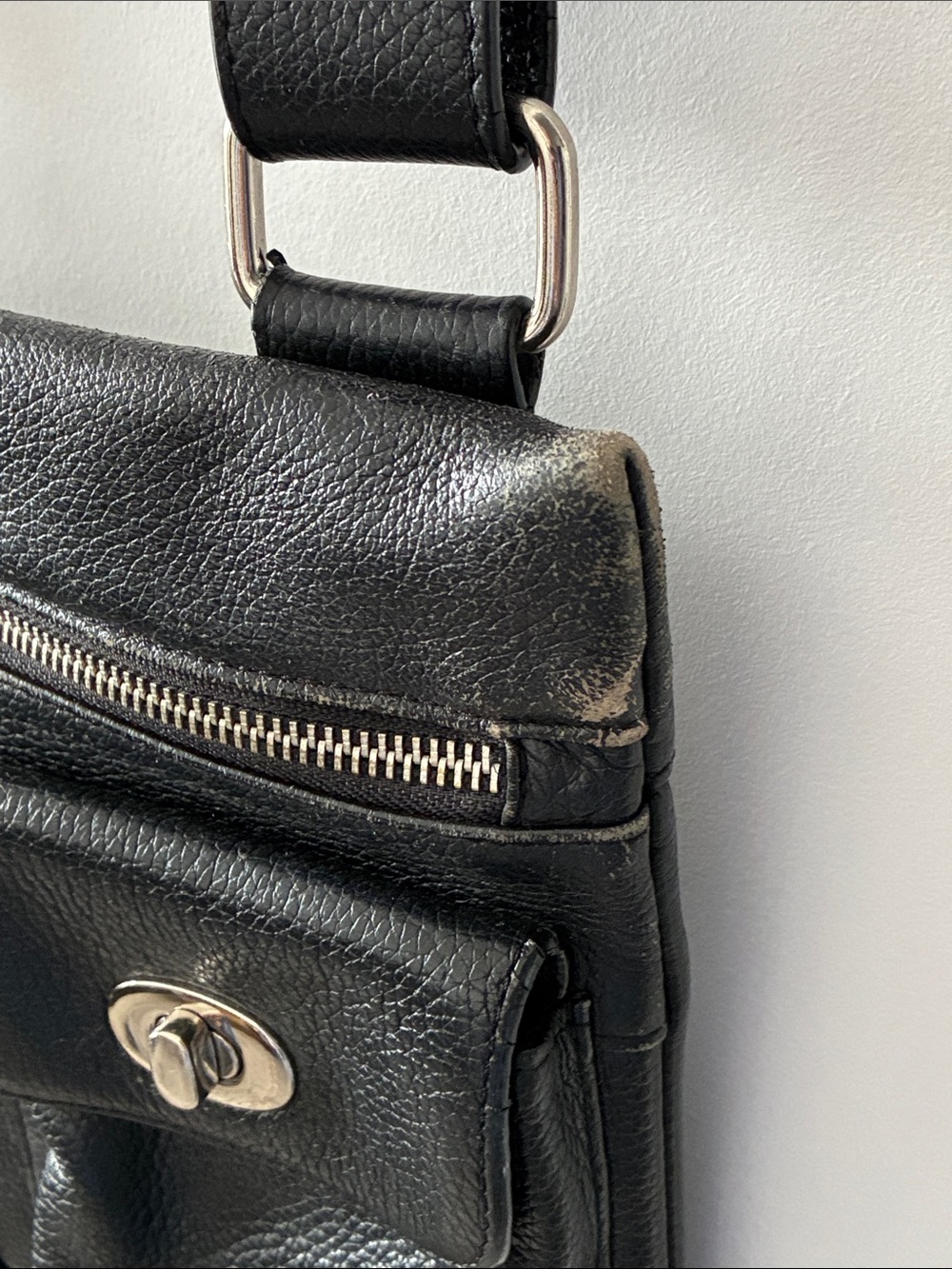 Danier Leather Pebbled Crossbody Turn-Lock Pockets Bag - Black - Picture 4 of 7